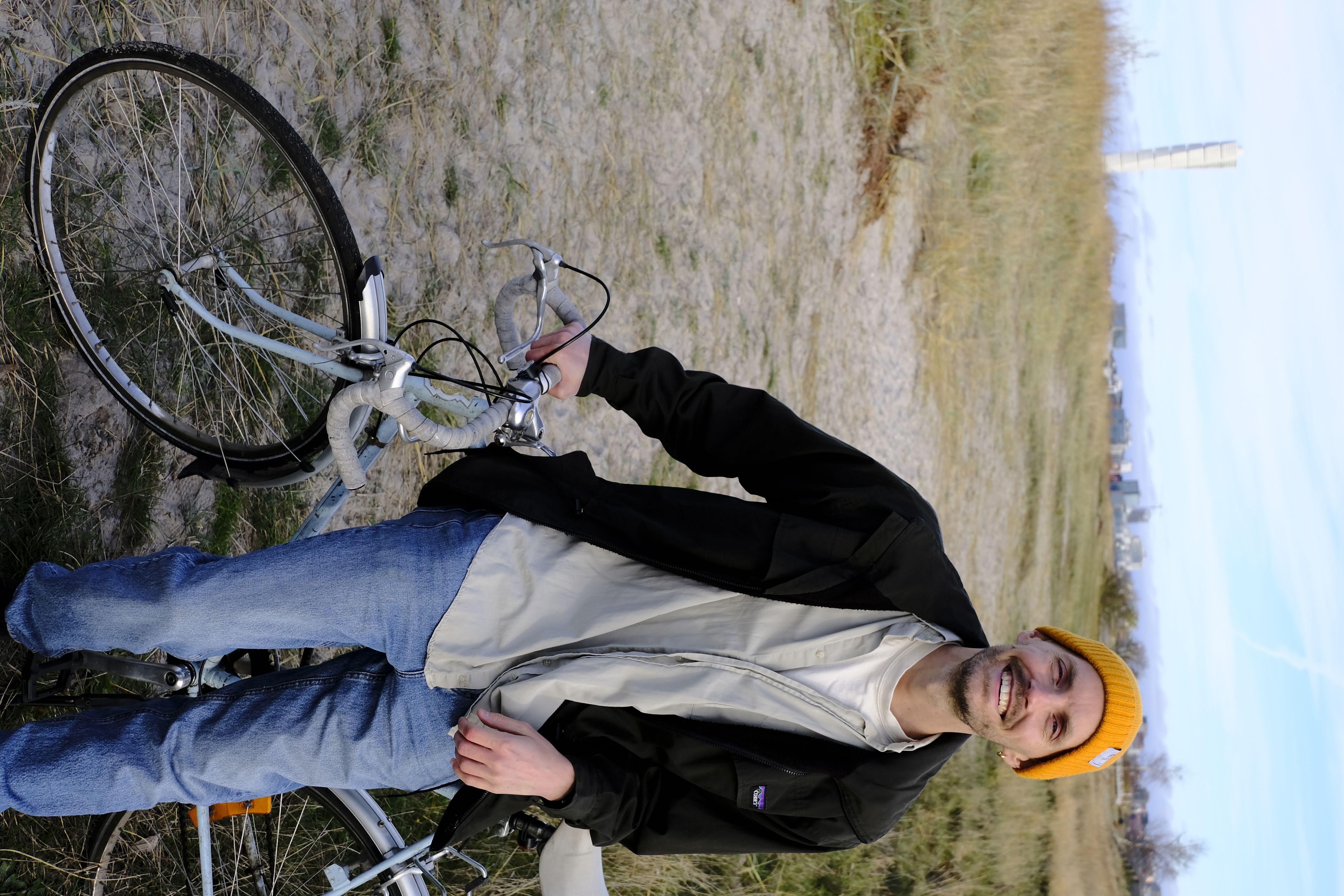 Niklas med cykel i dynerna